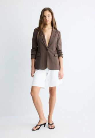 Blazer básico de malha às riscas