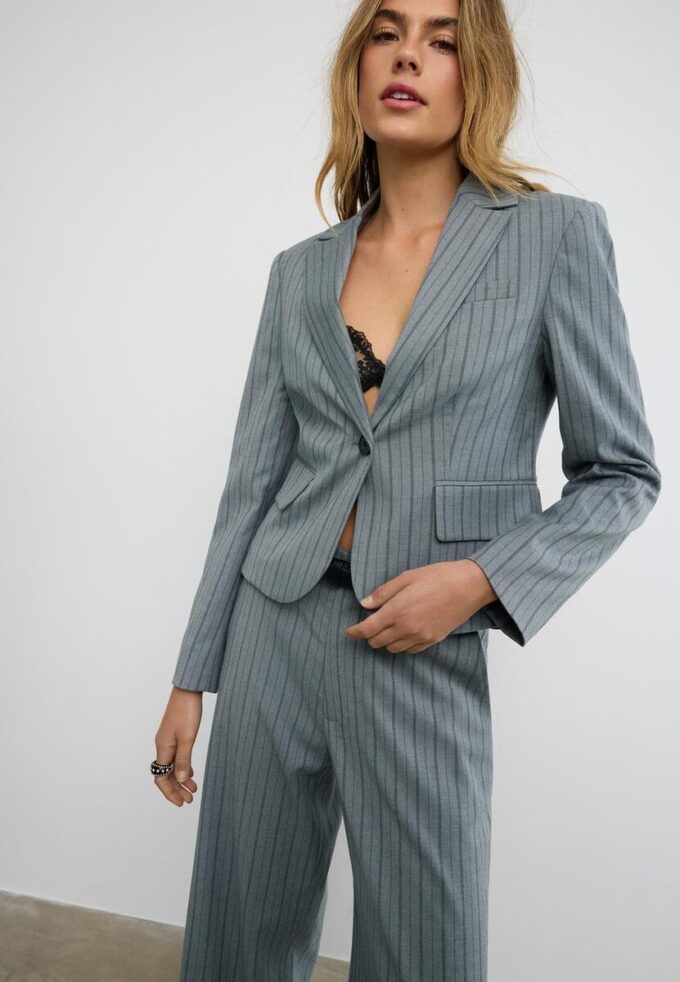 Blazer curto às riscas