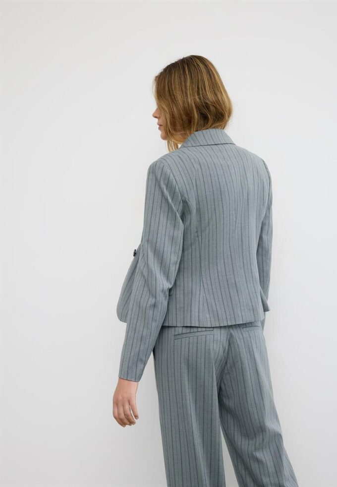 Blazer curto às riscas