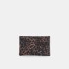 Bolsa de higiene pessoal com padrão leopardo e fecho