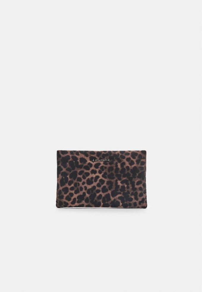 Bolsa de higiene pessoal com padrão leopardo e fecho