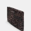 Bolsa de higiene pessoal com padrão leopardo e fecho