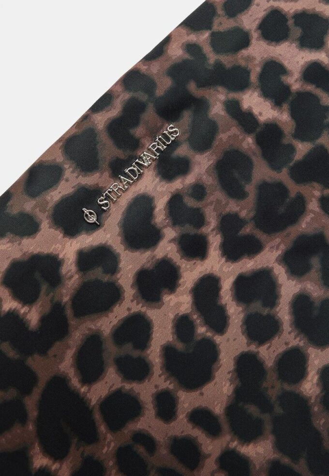 Bolsa de higiene pessoal com padrão leopardo e fecho