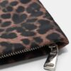 Bolsa de higiene pessoal com padrão leopardo e fecho