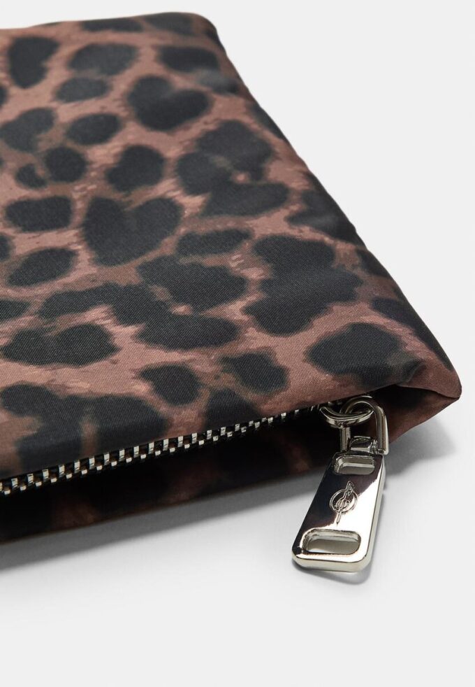 Bolsa de higiene pessoal com padrão leopardo e fecho