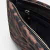 Bolsa de higiene pessoal com padrão leopardo e fecho