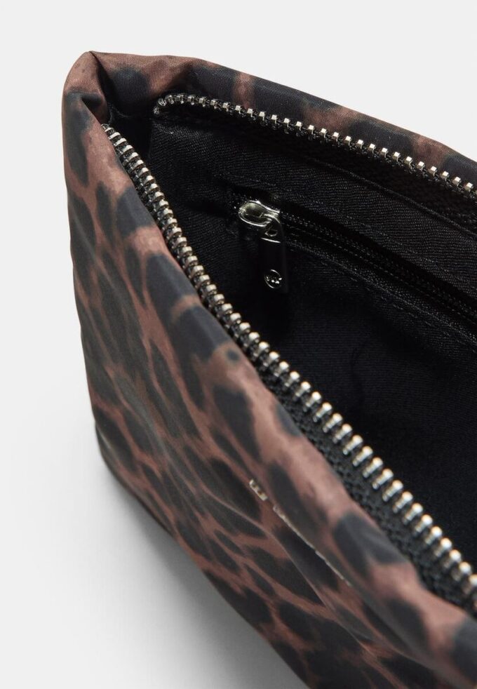 Bolsa de higiene pessoal com padrão leopardo e fecho