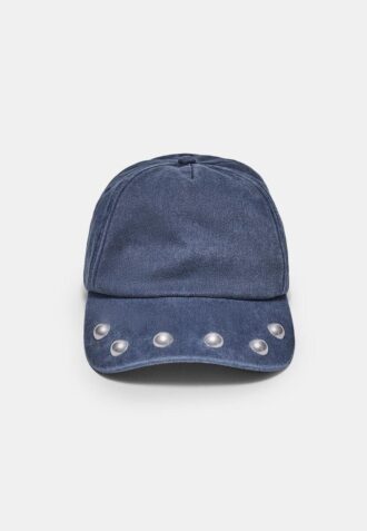 Boné com tachas e efeito desgastado