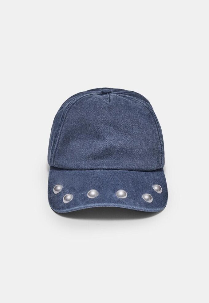 Boné com tachas e efeito desgastado