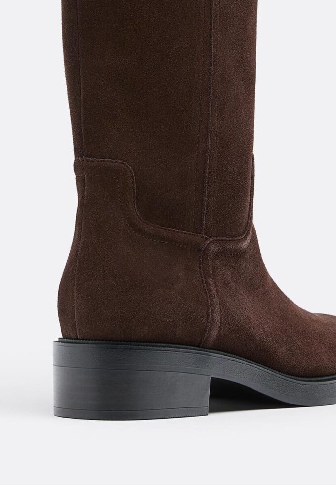 Bota de montaria plana em pele Bota de montaria plana em pele