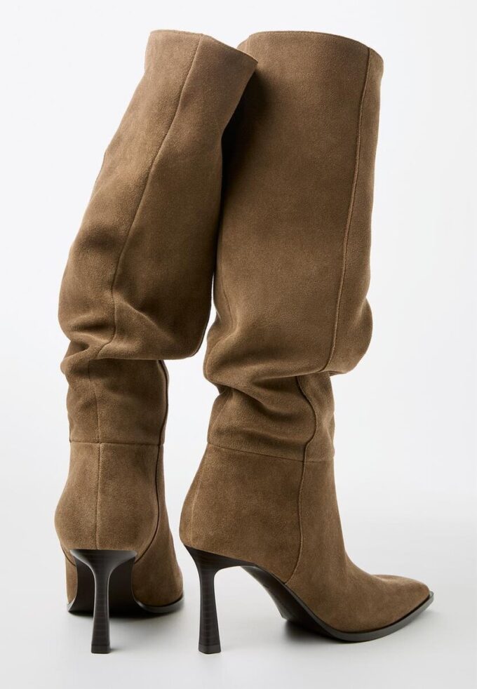 Botas altas de salto agulha Slouchy em pele