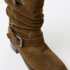 Botas de cano curto com fivela em pele Botas de cano curto com fivela em pele