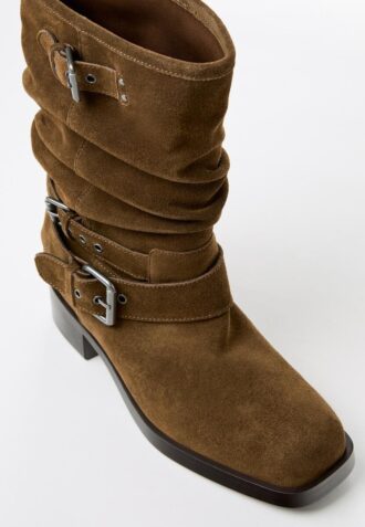 Botas de cano curto com fivela em pele