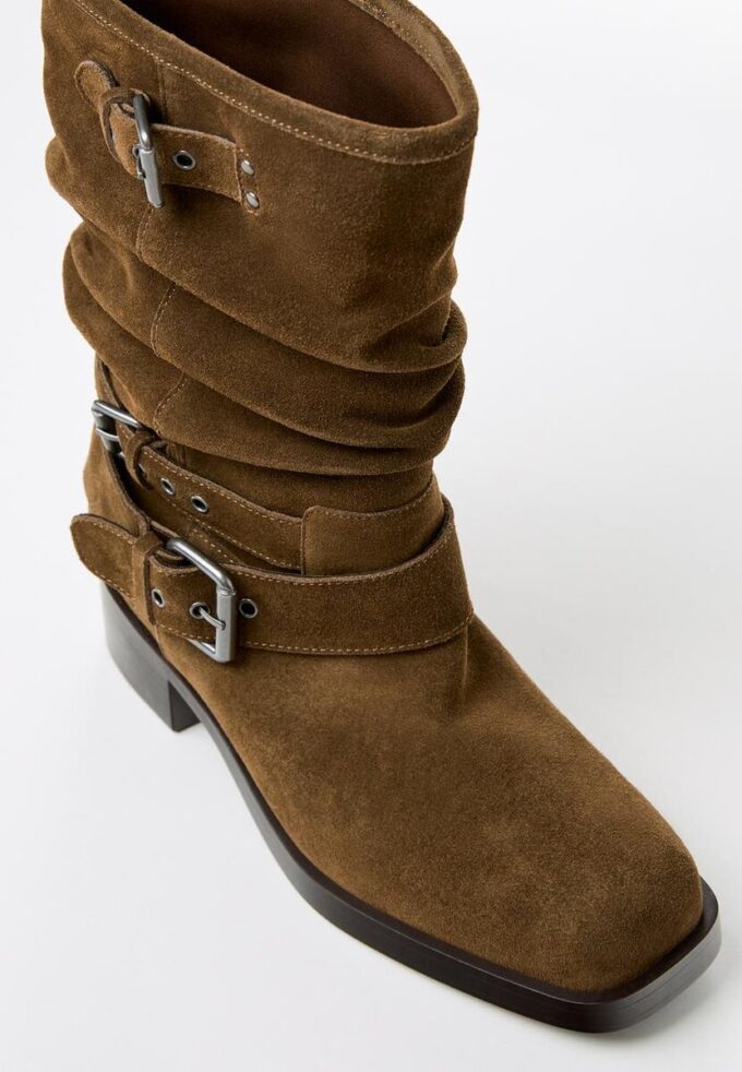 Botas de cano curto com fivela em pele Botas de cano curto com fivela em pele