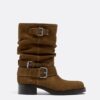 Botas de cano curto com fivela em pele Botas de cano curto com fivela em pele