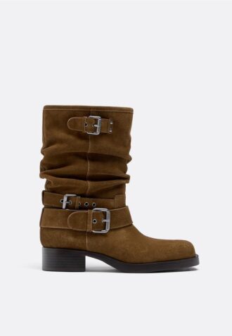 Botas de cano curto com fivela em pele