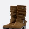 Botas de cano curto com fivela em pele Botas de cano curto com fivela em pele