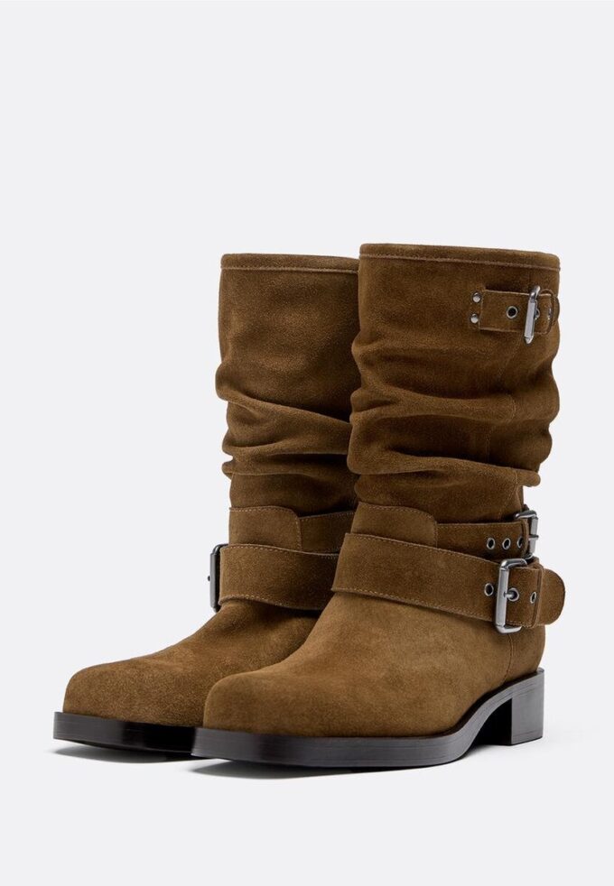 Botas de cano curto com fivela em pele Botas de cano curto com fivela em pele