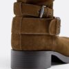 Botas de cano curto com fivela em pele Botas de cano curto com fivela em pele