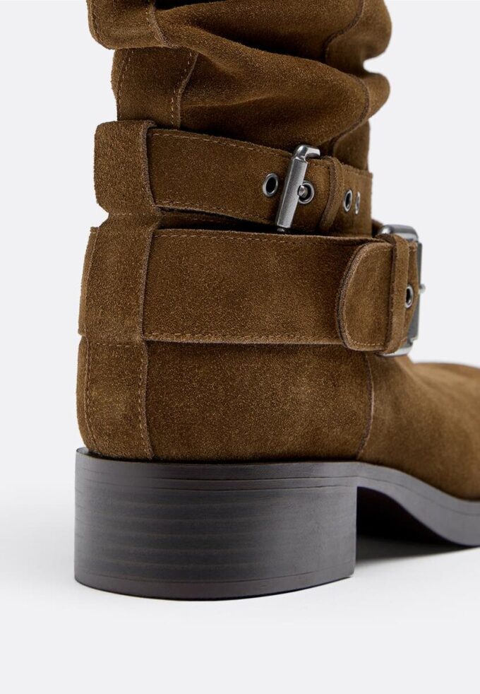 Botas de cano curto com fivela em pele Botas de cano curto com fivela em pele