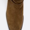 Botas de cano curto com fivela em pele Botas de cano curto com fivela em pele