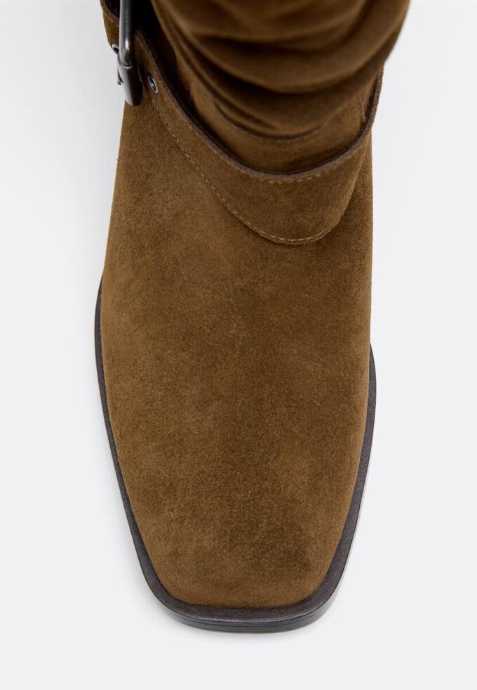 Botas de cano curto com fivela em pele Botas de cano curto com fivela em pele