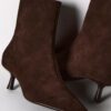 Botas de cano curto com salto agulha em pele dividida Botas de cano curto com salto agulha em pele dividida