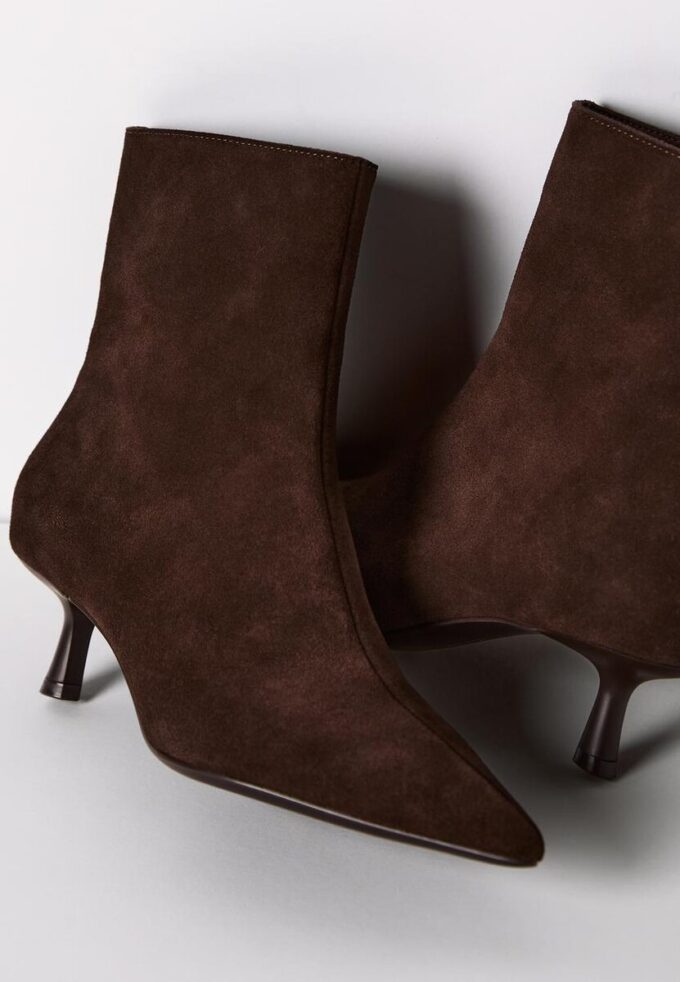 Botas de cano curto com salto agulha em pele dividida Botas de cano curto com salto agulha em pele dividida