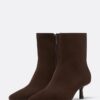 Botas de cano curto com salto agulha em pele dividida Botas de cano curto com salto agulha em pele dividida