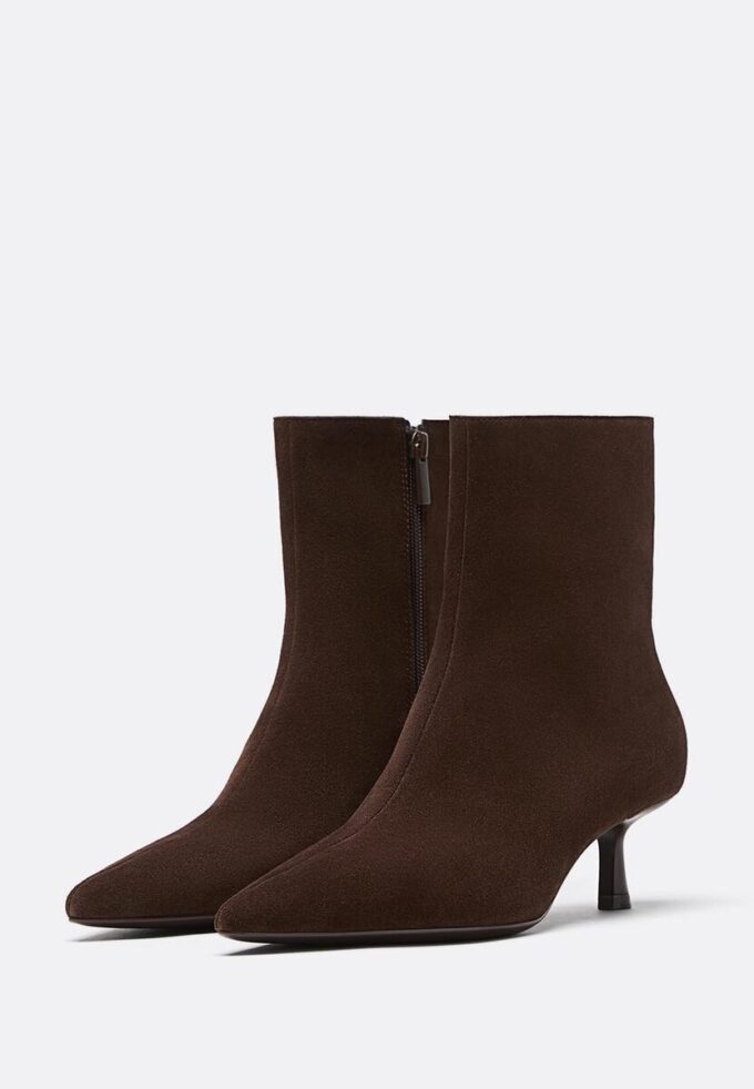 Botas de cano curto com salto agulha em pele dividida Botas de cano curto com salto agulha em pele dividida