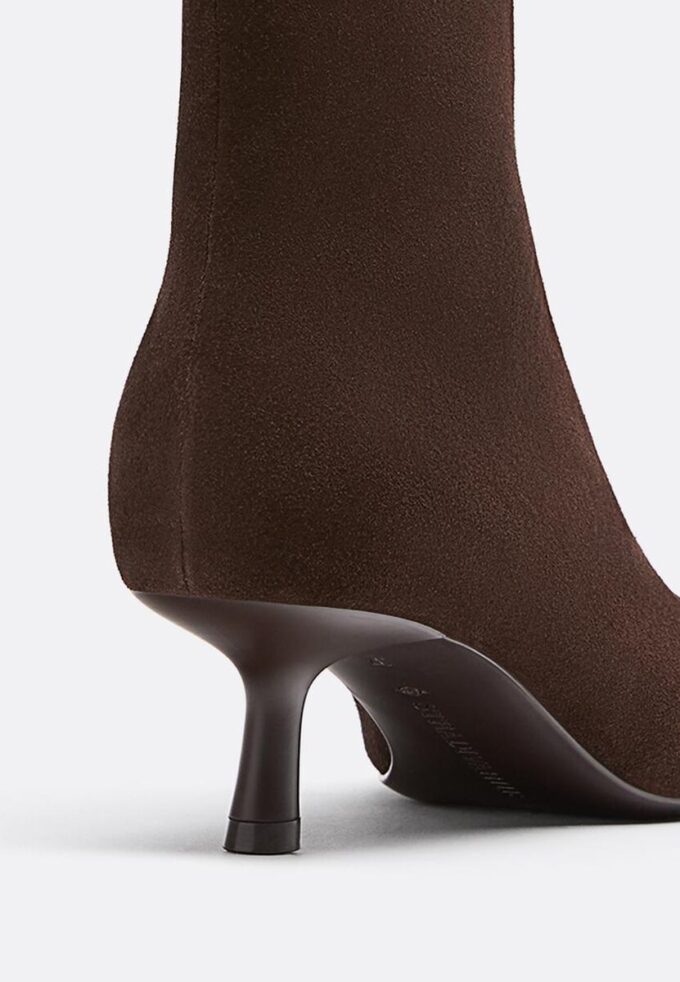Botas de cano curto com salto agulha em pele dividida Botas de cano curto com salto agulha em pele dividida