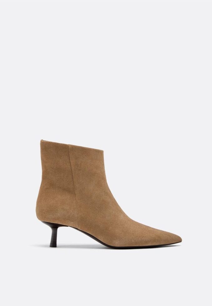 Botas de cano curto em pele com salto baixo