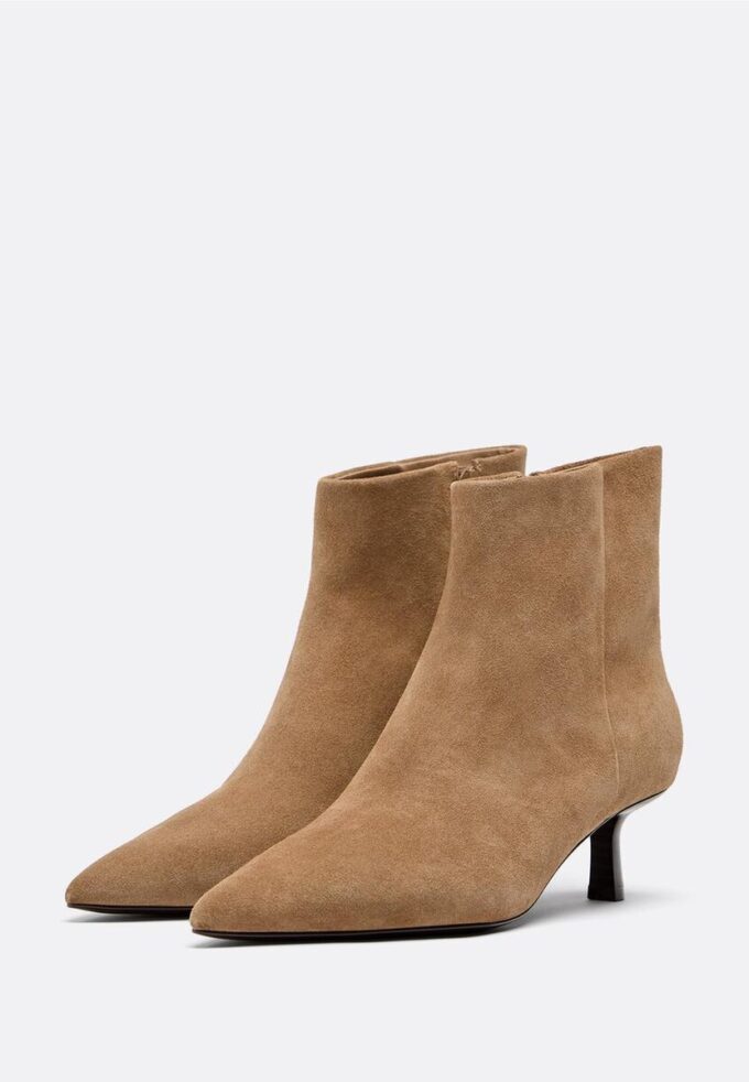 Botas de cano curto em pele com salto baixo