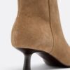 Botas de cano curto em pele com salto baixo