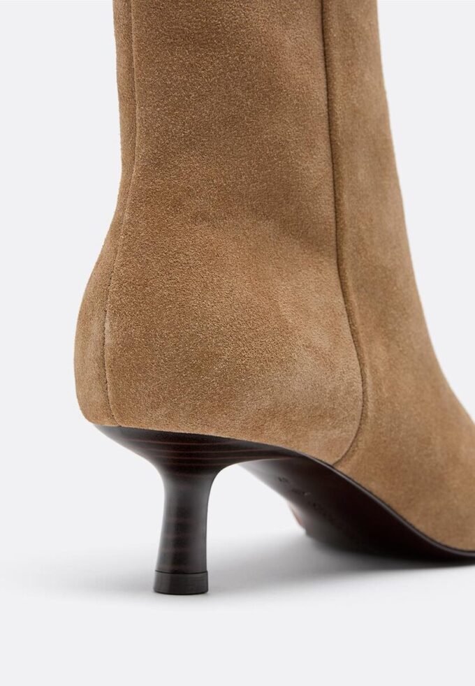 Botas de cano curto em pele com salto baixo