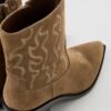 Botas de cano curto em pele com salto cowboy Botas de cano curto em pele com salto cowboy