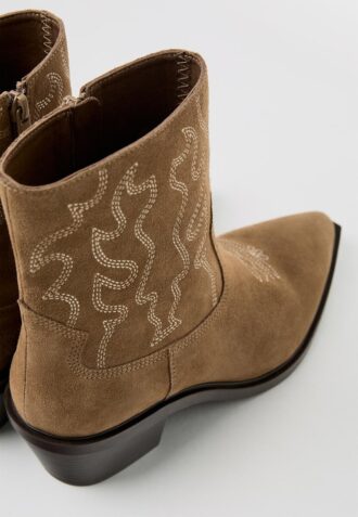 Botas de cano curto em pele com salto cowboy