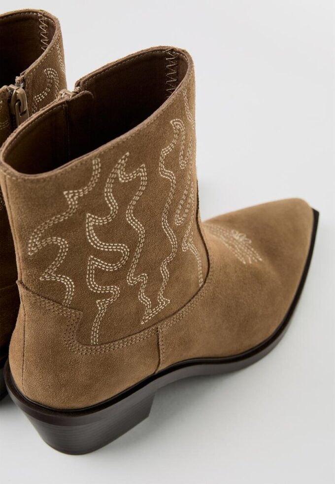 Botas de cano curto em pele com salto cowboy Botas de cano curto em pele com salto cowboy