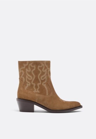 Botas de cano curto em pele com salto cowboy