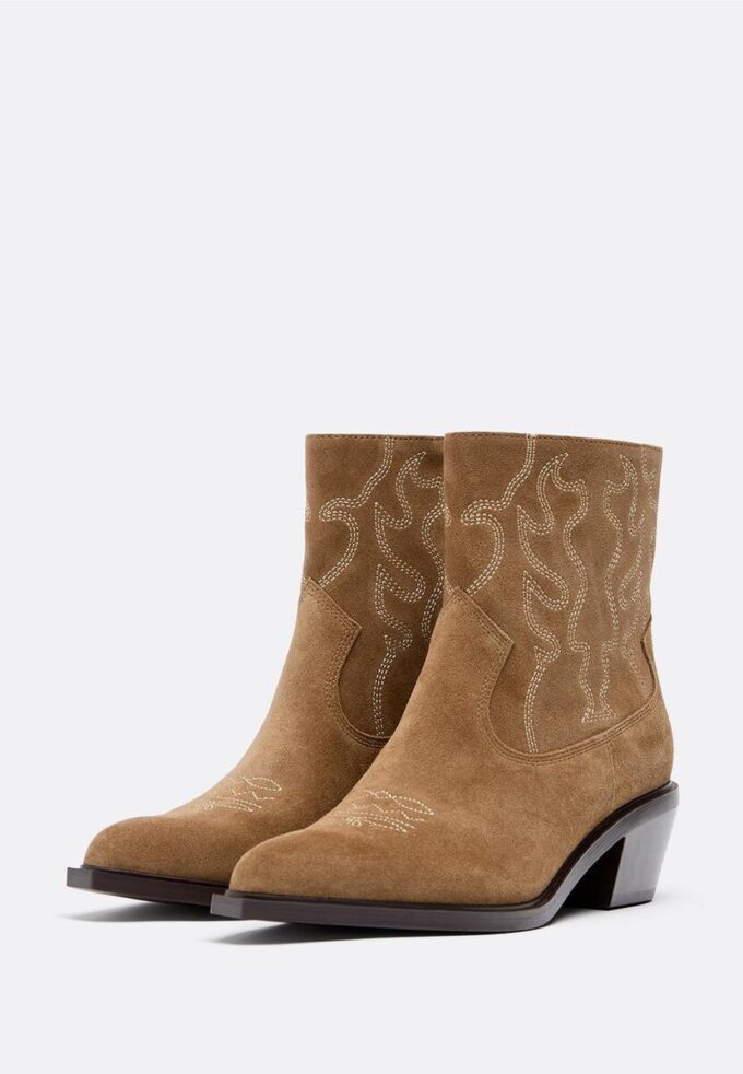 Botas de cano curto em pele com salto cowboy Botas de cano curto em pele com salto cowboy