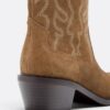 Botas de cano curto em pele com salto cowboy Botas de cano curto em pele com salto cowboy