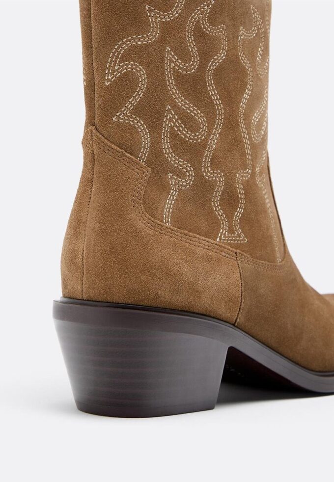 Botas de cano curto em pele com salto cowboy Botas de cano curto em pele com salto cowboy