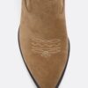 Botas de cano curto em pele com salto cowboy Botas de cano curto em pele com salto cowboy