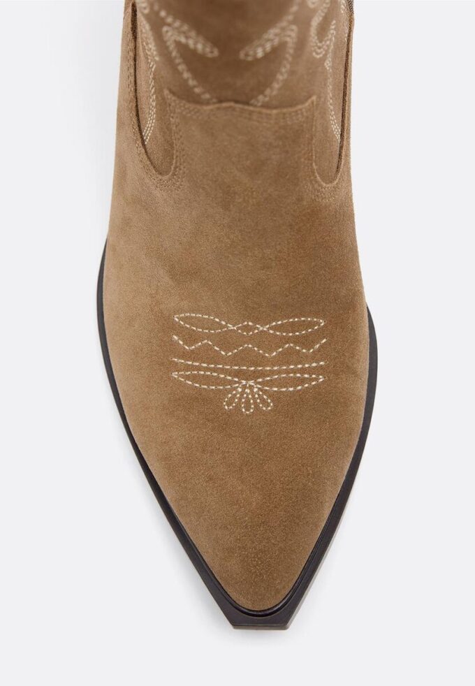 Botas de cano curto em pele com salto cowboy Botas de cano curto em pele com salto cowboy
