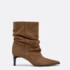 Botas de cano curto em pele com salto e cano largo