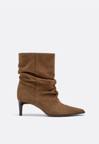 Botas de cano curto em pele com salto e cano largo