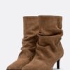 Botas de cano curto em pele com salto e cano largo