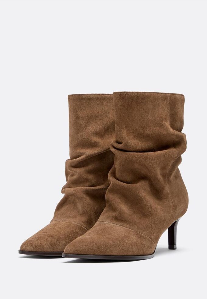 Botas de cano curto em pele com salto e cano largo