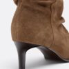 Botas de cano curto em pele com salto e cano largo