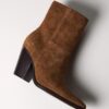 Botas de cano curto em pele estilo cowboy